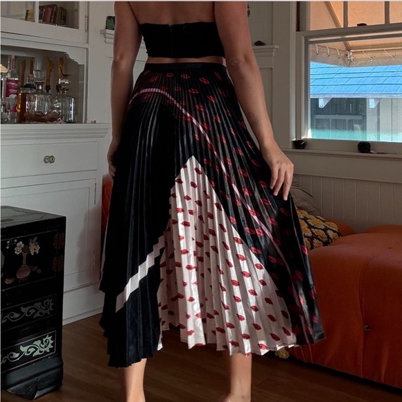 Delfi Collective Designer Pleated Lips skirt - Picture 2 of 8